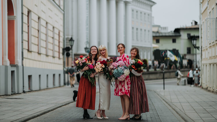 Tartu Ülikooli lõpetajad peahoone ees.